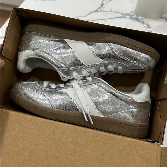 Universal Thread Shoes - Worn once - UNIVERSAL THREAD ‘Spencer’ Silver Metallic Sneakers